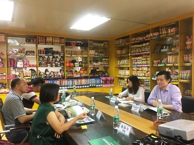 广西藤县招商局一行及龙伟全导演来访金旺食品总部,董事长陈瑞武赠书留念